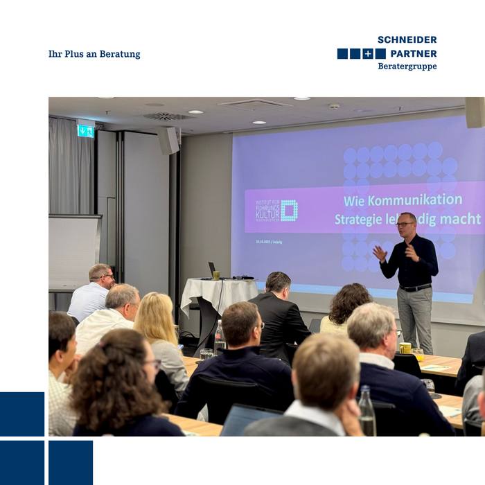 Der Managing Partner der SCHNEIDER + PARTNER Beratergruppe spricht beim Führungskräftetreffen vor seinen Kollegen.